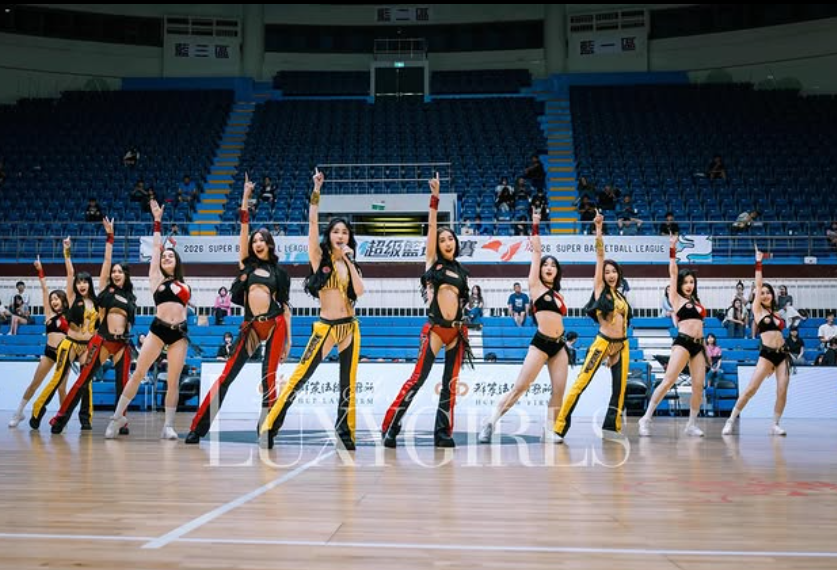 LuxyGirls應援時因服裝太過暴露，被網友罵是妓女。（圖／翻攝舒子晨IG）